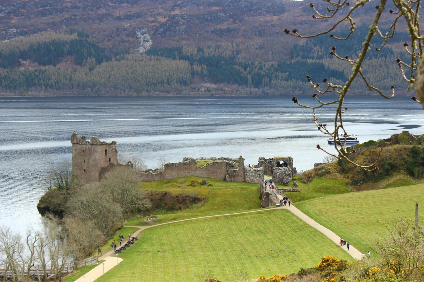 Urquhart Castle am Ufer des Loch Ness