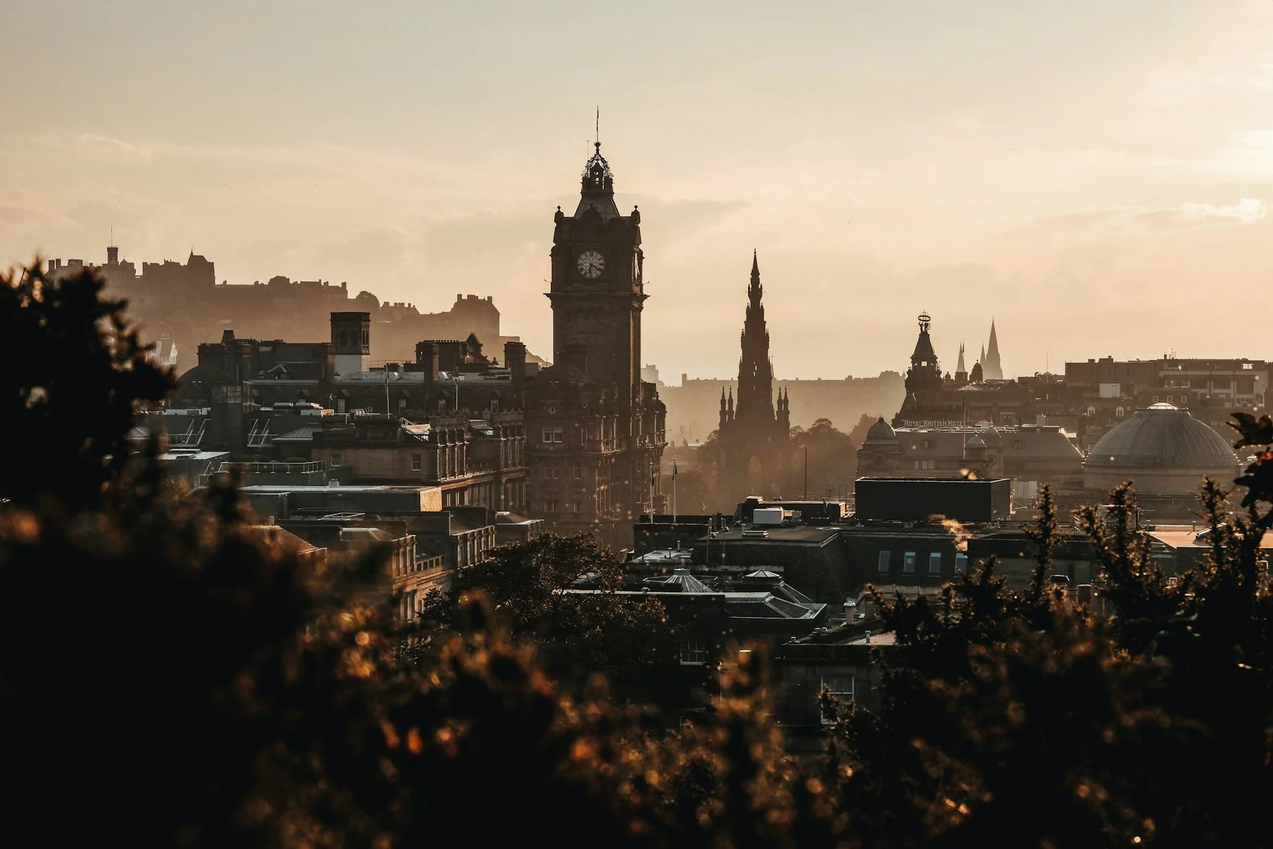 Blick über Edinburgh mit dem Uhrturm des Balmoral